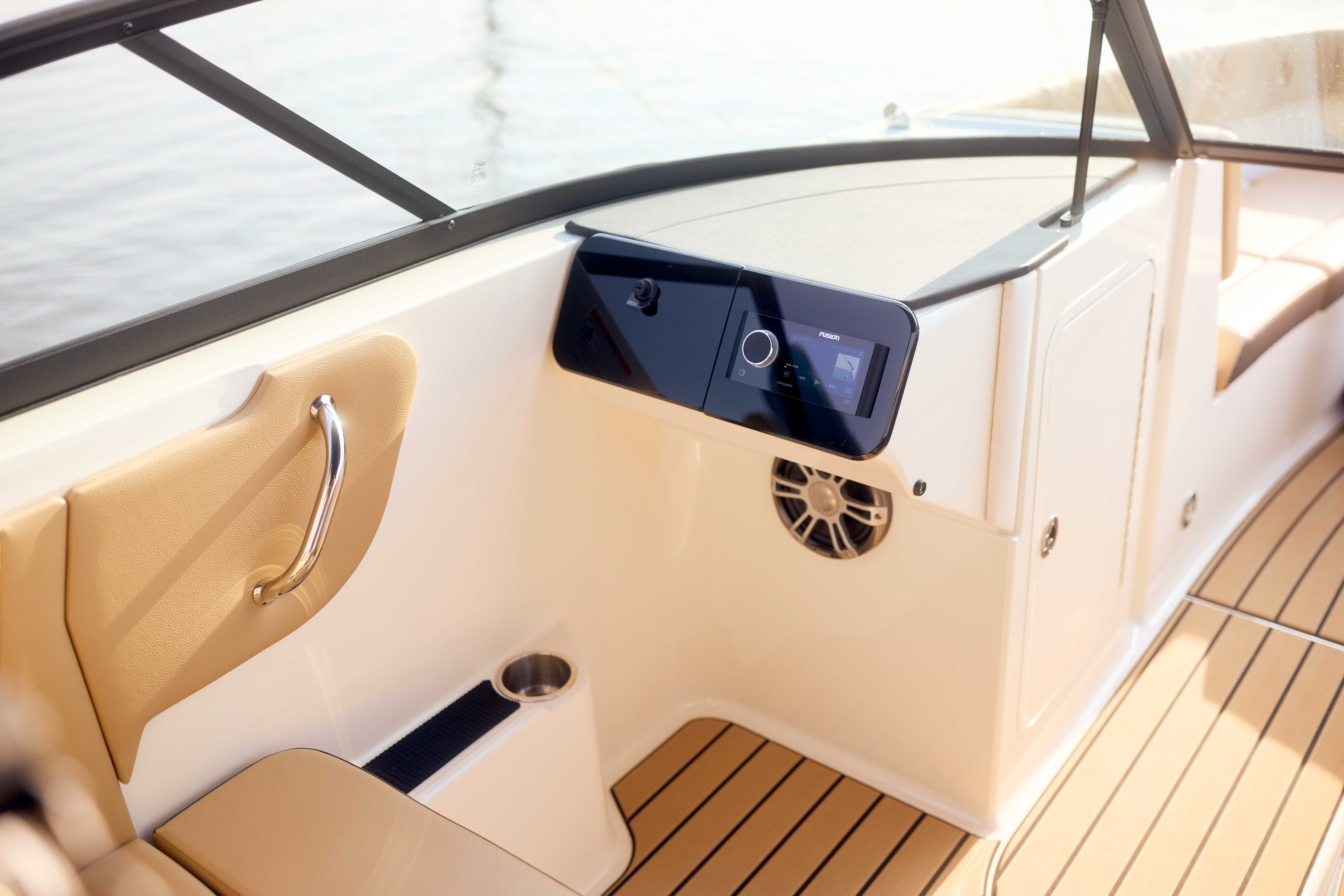 2026-SDX-270-Surf-SDS270-Fusion-audio-display-glove-box-09443