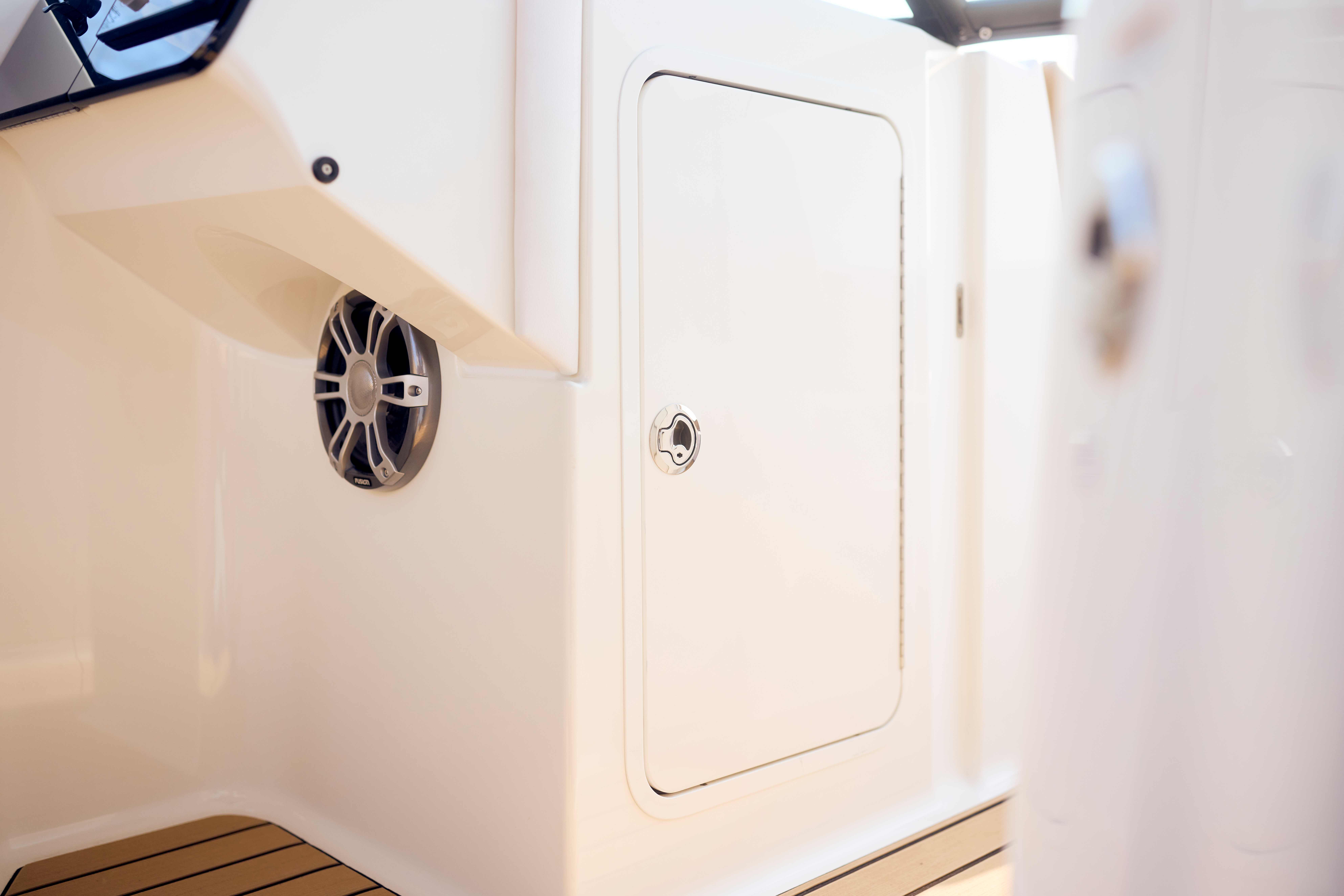 2026-SDX-270-Surf-SDS270-cockpit-compartment-09466