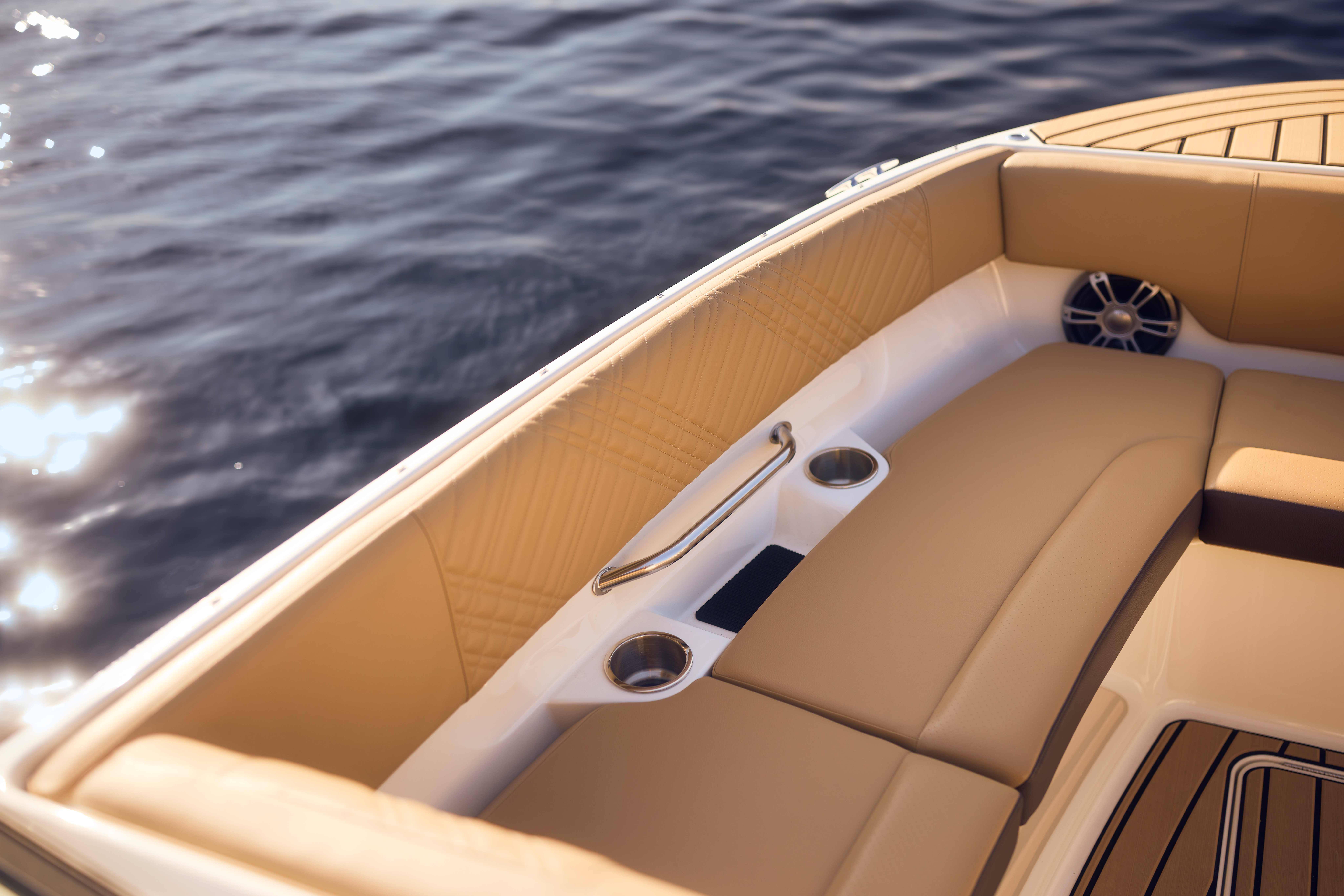 2026-SDX-270-Surf-SDS270-cup-holders-handrail-09152