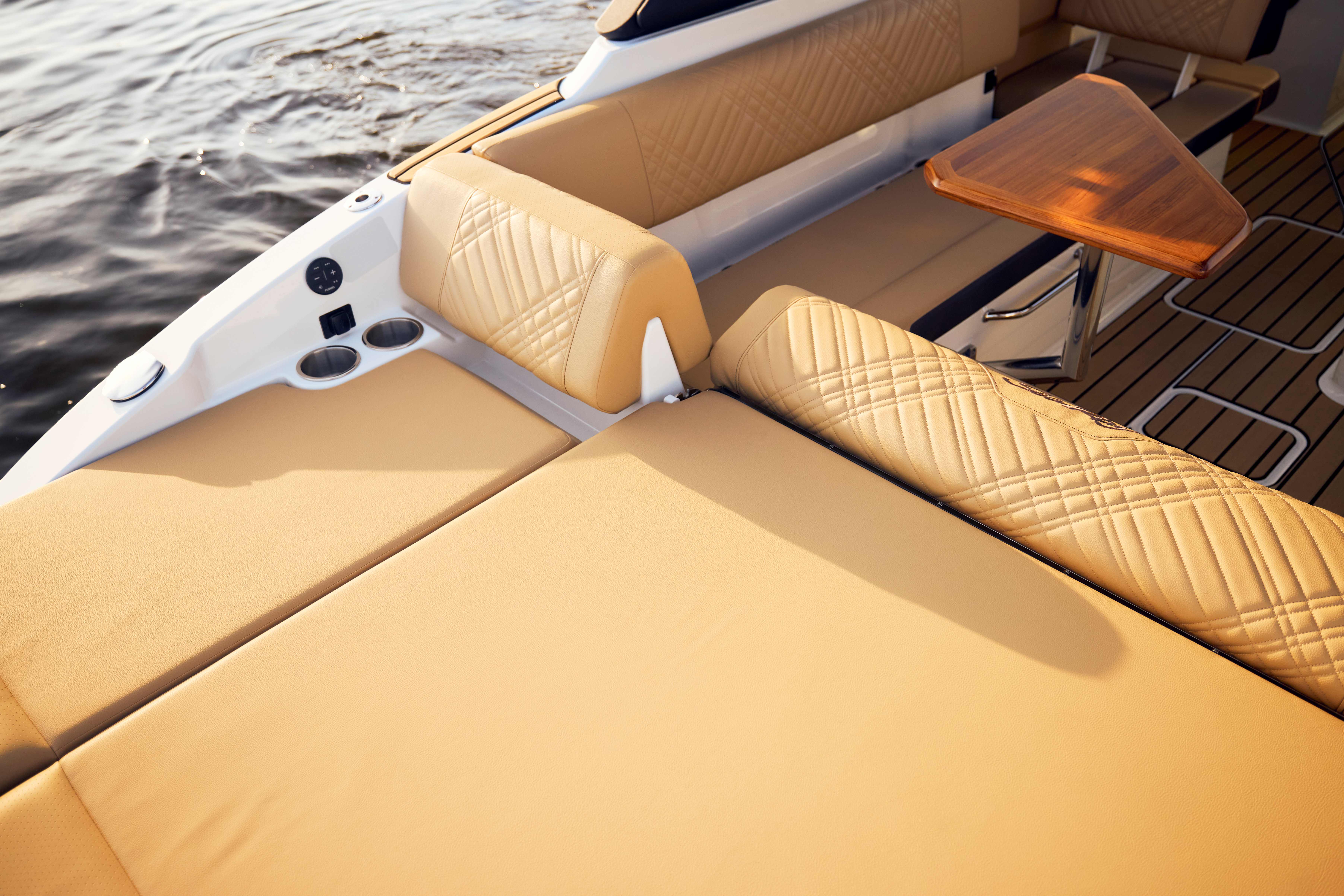 2026-SDX-270-Surf-SDS270-transom-sunpad-convertible-09975