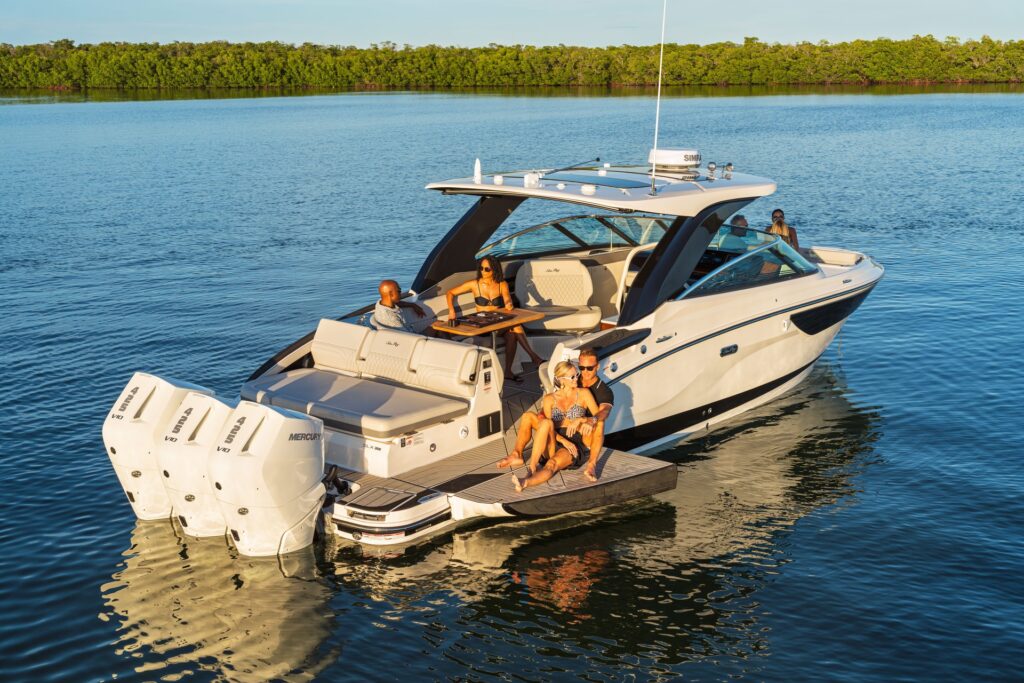 Sea Ray au mouillage dans le Golfe du Morbihan Bretagne Baie de La Baule